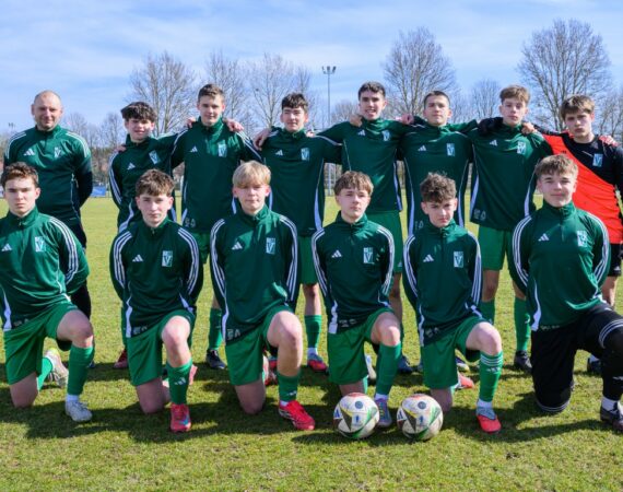 zdjęcie(a) juniorów młodszych Victorii Sianów przed meczem i z meczu z Bałtykiem Koszalin, rozegranym w Sianowie 15