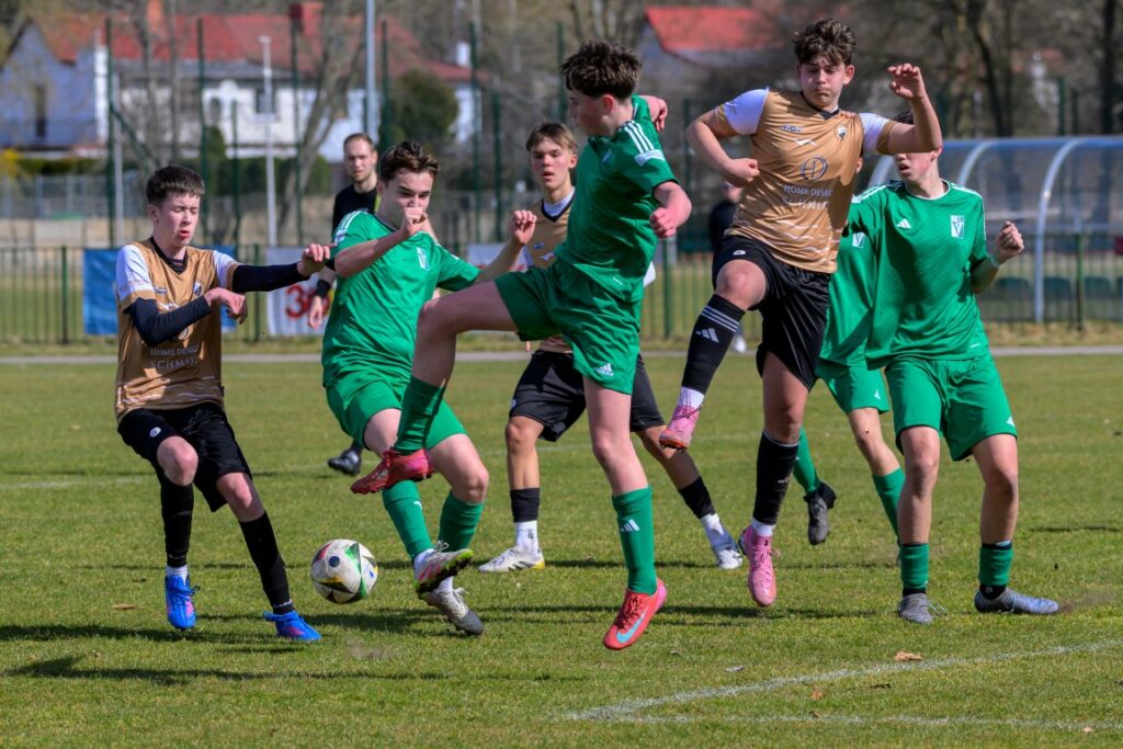 zdjęcie(a) juniorów młodszych Victorii Sianów przed meczem i z meczu z Bałtykiem Koszalin, rozegranym w Sianowie 16