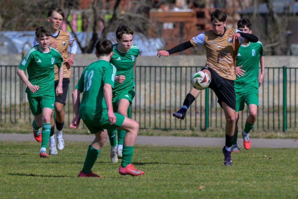zdjęcie(a) juniorów młodszych Victorii Sianów przed meczem i z meczu z Bałtykiem Koszalin, rozegranym w Sianowie 2