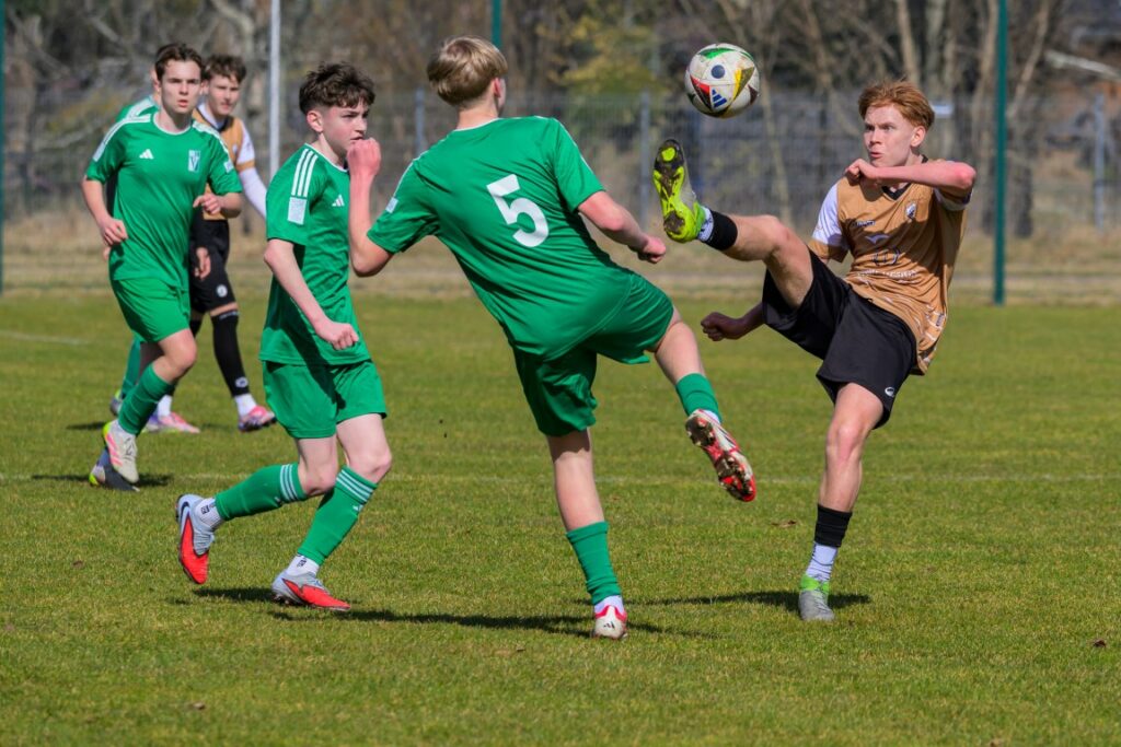 zdjęcie(a) juniorów młodszych Victorii Sianów przed meczem i z meczu z Bałtykiem Koszalin, rozegranym w Sianowie 3