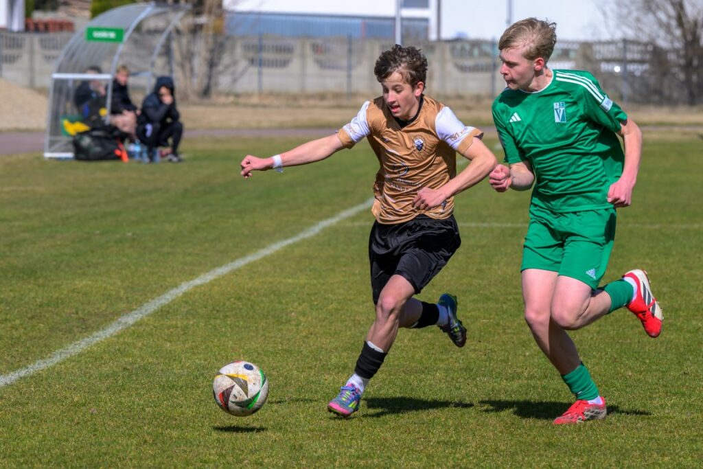 zdjęcie(a) juniorów młodszych Victorii Sianów przed meczem i z meczu z Bałtykiem Koszalin, rozegranym w Sianowie 4