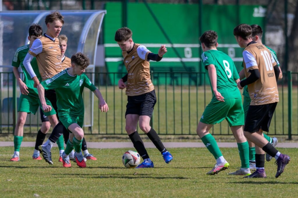 zdjęcie(a) juniorów młodszych Victorii Sianów przed meczem i z meczu z Bałtykiem Koszalin, rozegranym w Sianowie 5