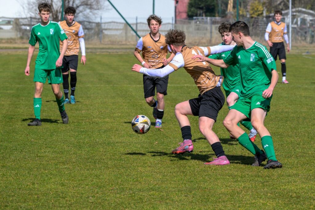 zdjęcie(a) juniorów młodszych Victorii Sianów przed meczem i z meczu z Bałtykiem Koszalin, rozegranym w Sianowie 6