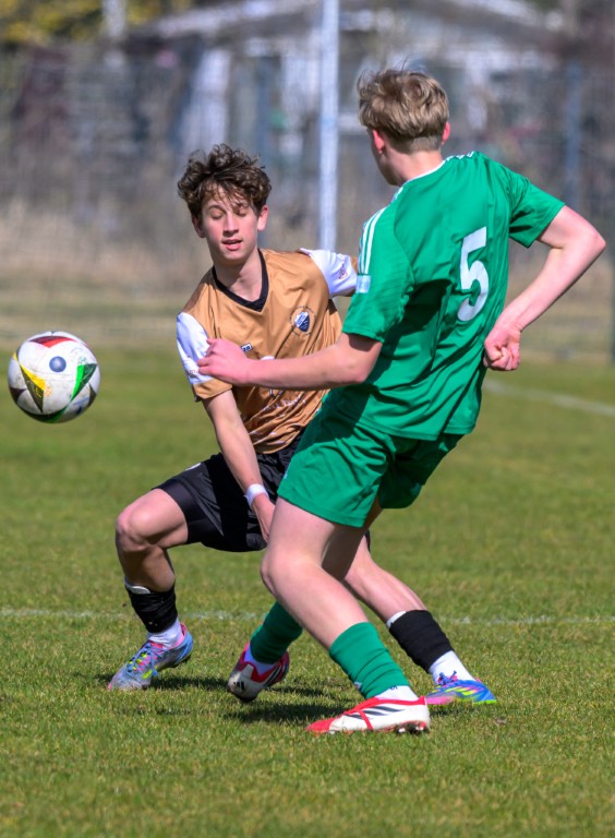 zdjęcie(a) juniorów młodszych Victorii Sianów przed meczem i z meczu z Bałtykiem Koszalin, rozegranym w Sianowie 7