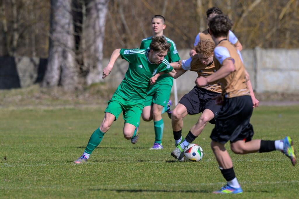 zdjęcie(a) juniorów młodszych Victorii Sianów przed meczem i z meczu z Bałtykiem Koszalin, rozegranym w Sianowie 8