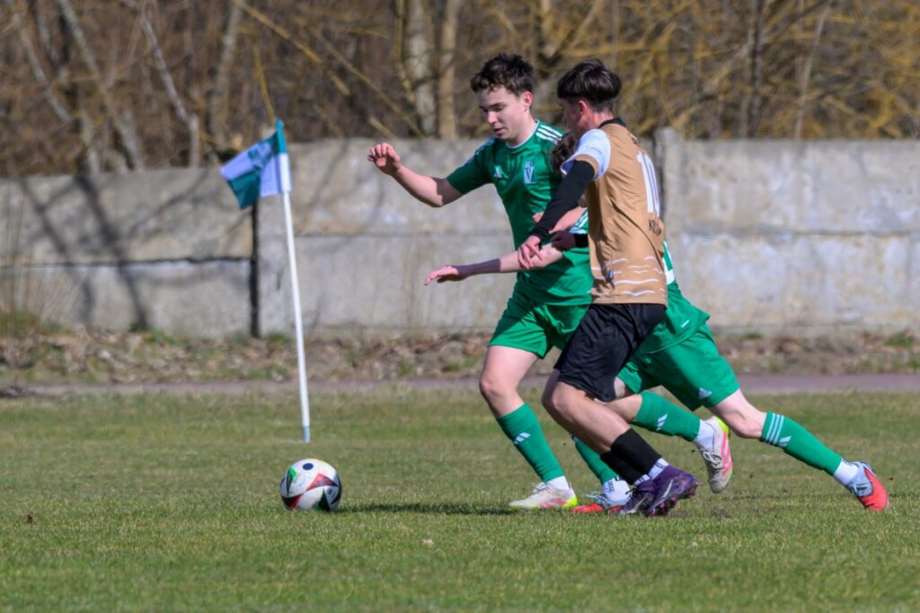 zdjęcie(a) juniorów młodszych Victorii Sianów przed meczem i z meczu z Bałtykiem Koszalin, rozegranym w Sianowie 9