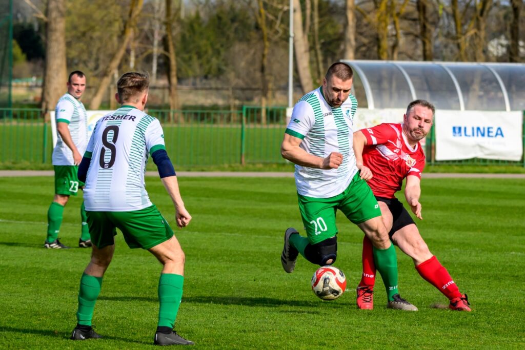 mecz Oldbojów Stowarzyszenia Victoria Sianów z meczu z TKKF Strażak Koszalin 1