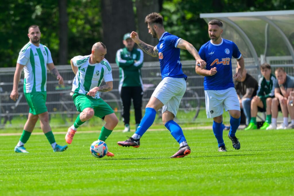 Senioerzy Victorii Sianów z Pogonią Połczyn Zdrój 10