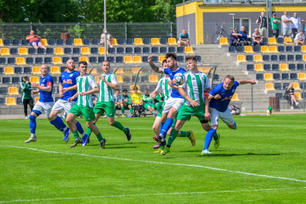 Senioerzy Victorii Sianów z Pogonią Połczyn Zdrój 12