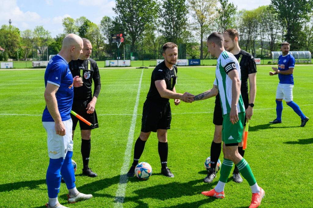 Senioerzy Victorii Sianów z Pogonią Połczyn Zdrój 14