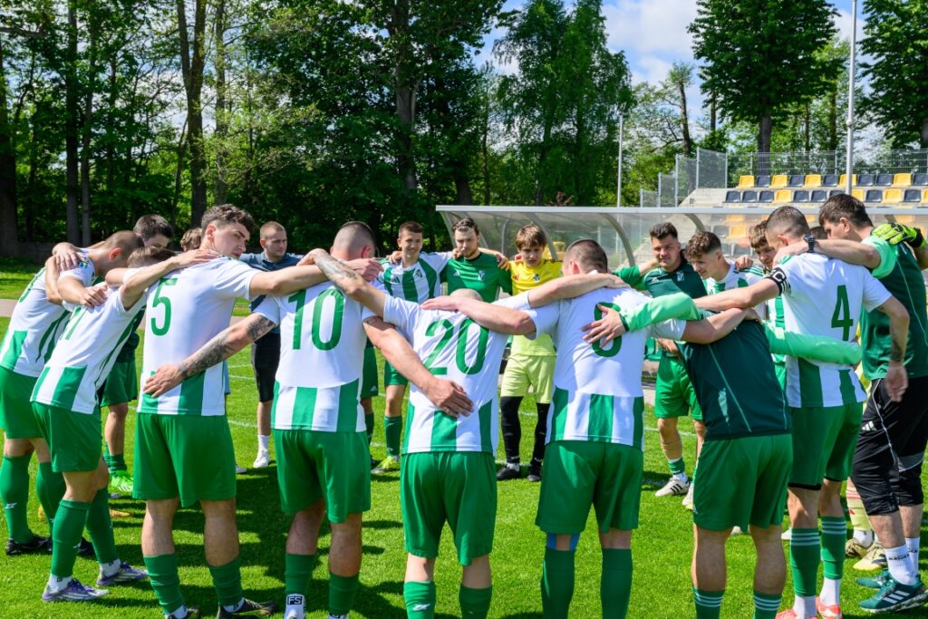 Senioerzy Victorii Sianów z Pogonią Połczyn Zdrój 16