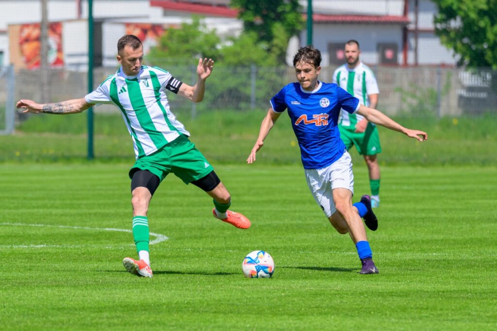 Senioerzy Victorii Sianów z Pogonią Połczyn Zdrój 4
