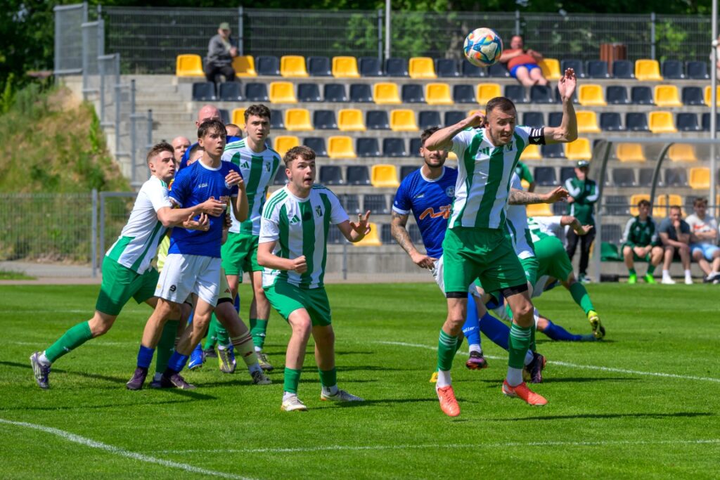 Senioerzy Victorii Sianów z Pogonią Połczyn Zdrój 5