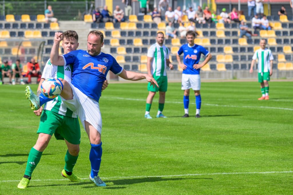 Senioerzy Victorii Sianów z Pogonią Połczyn Zdrój 6