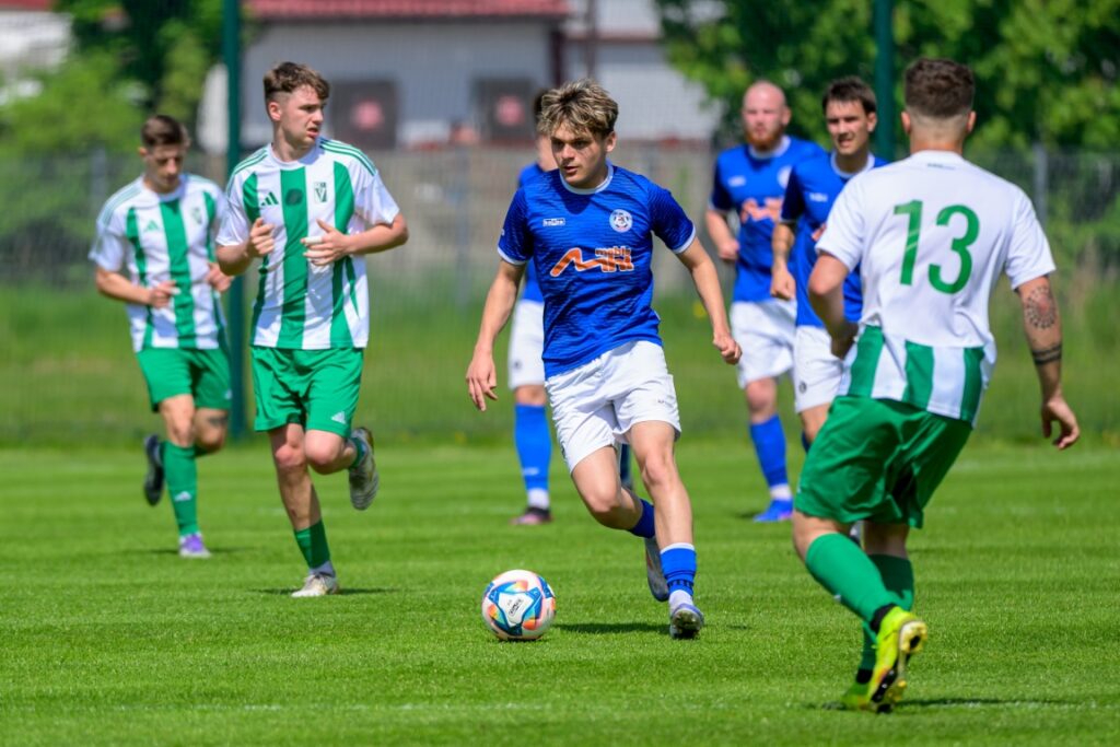 Senioerzy Victorii Sianów z Pogonią Połczyn Zdrój 7