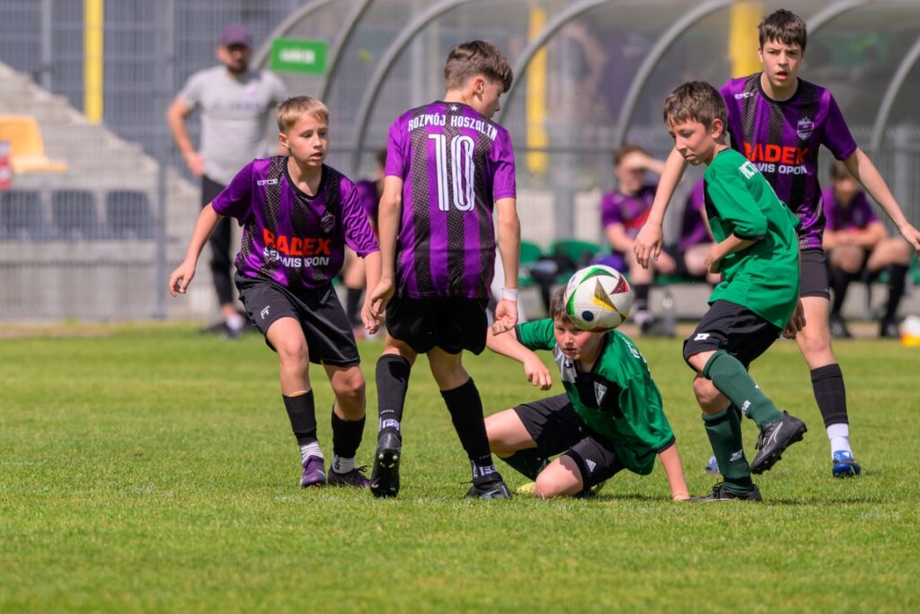 zdjęcia z meczu trampkarzy Victorii Sianów z trampkarzami Rozwoju Koszalin 12