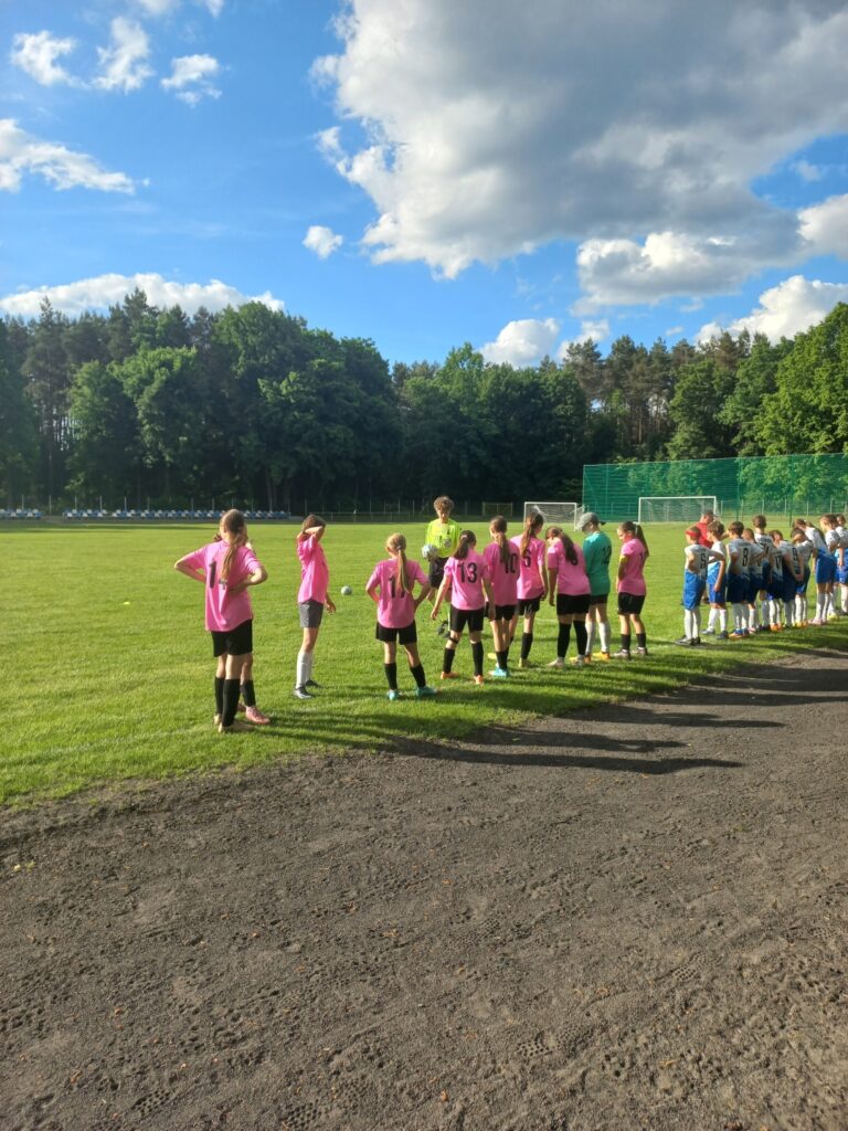 UKS Victoria SP 2 Sianów z chłopcami Głazu Tychowo w Tychowie 1