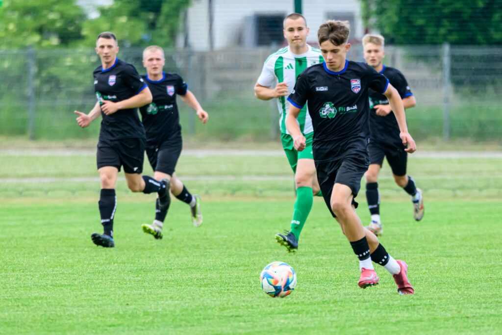 mecz seniorów ze Spójnią Świdwin 10