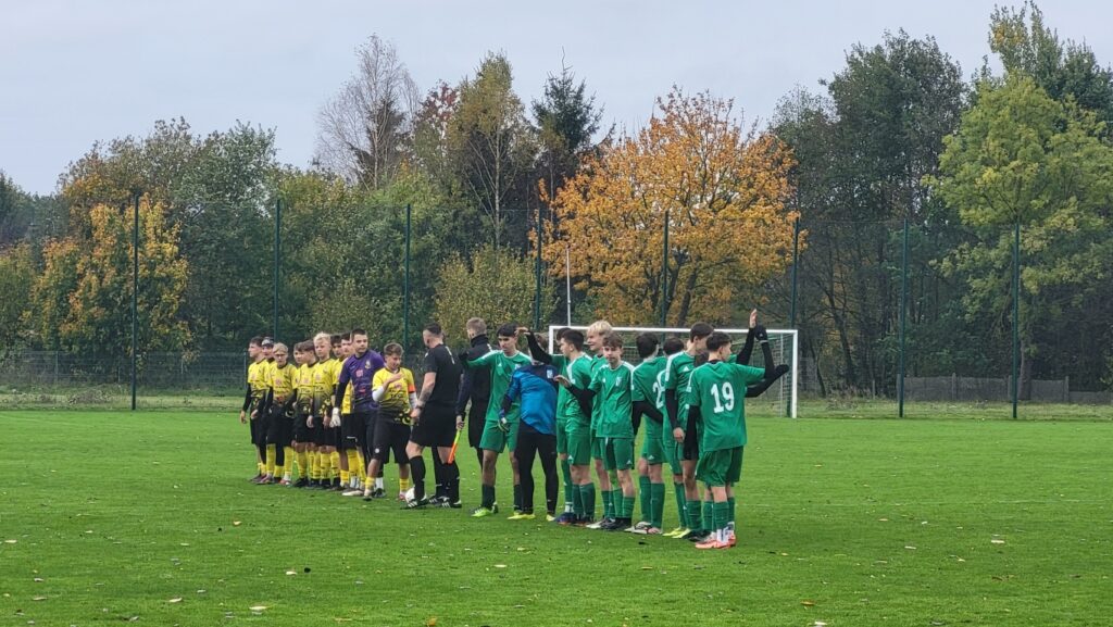 Mecz juniorów Młodszych Victorii z Jeziorakiem Szczecin w Sianowie 1