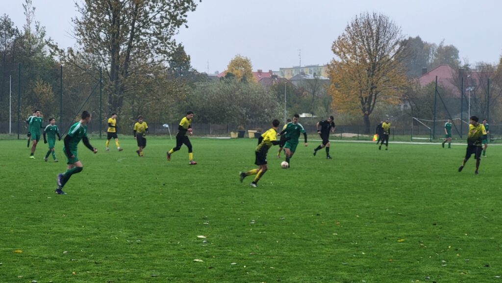 Mecz juniorów Młodszych Victorii z Jeziorakiem Szczecin w Sianowie 5