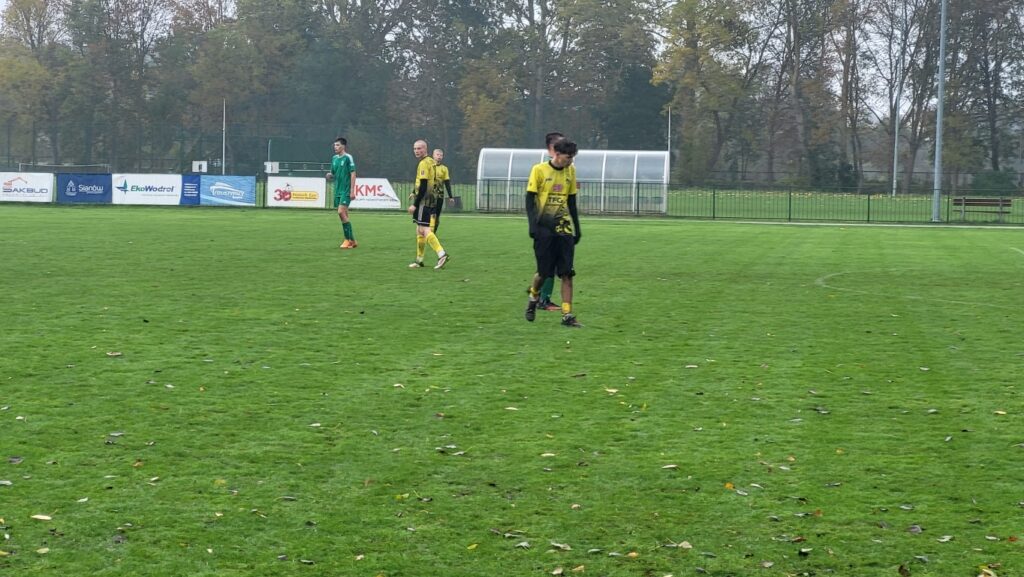 Mecz juniorów Młodszych Victorii z Jeziorakiem Szczecin w Sianowie 7