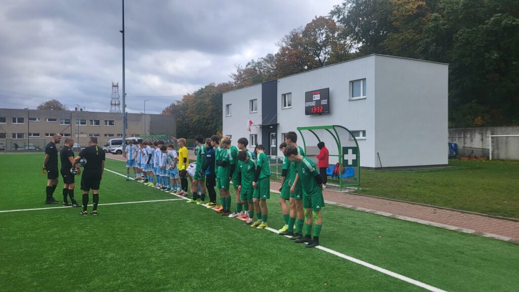 juniorzy młodsi Victorii Sianów ze Świtem II Szczecin w Szczecinie 1