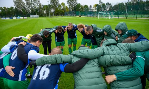 Seniorzy Victorii przed meczem z Passatem Bukowo Morskie w Sianowie