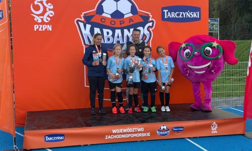 U 9 Zwyciężczynie z trenerką i Prezesem ZZPN Maciejem Mateńką